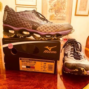 Hardly worn Mizuna Wave Prophecy size 8 running sneakers- black/grey/purple trim